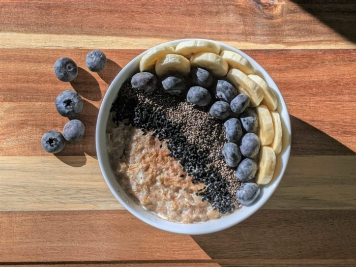 Ciotola di porridge d’avena con mirtilli e banana