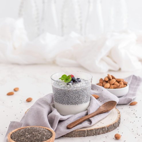 Bicchiere con semi di chia gonfiati in un gel
