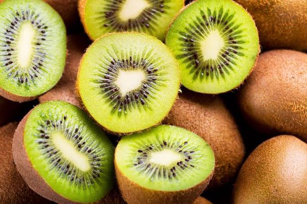 Kiwi tagliati a metà