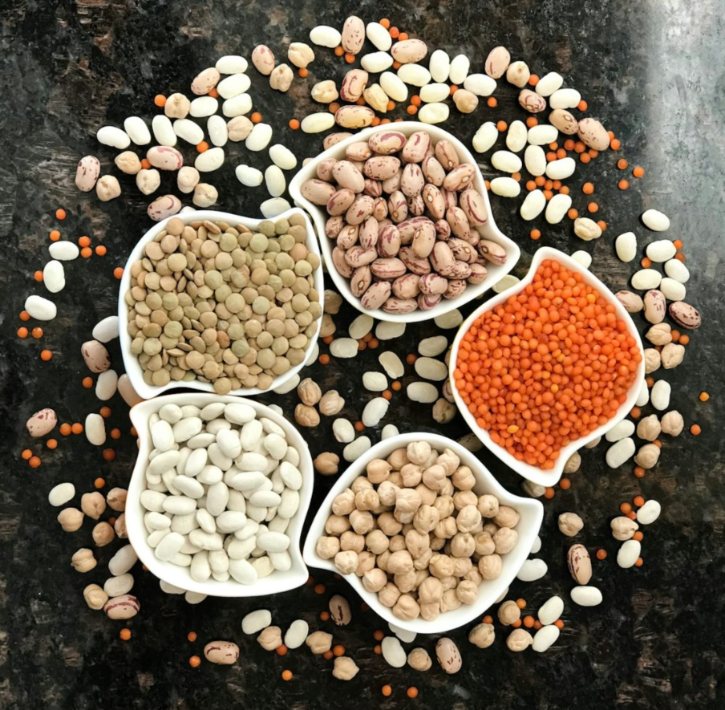 Ciotole di lenticchie, ceci e fagioli
